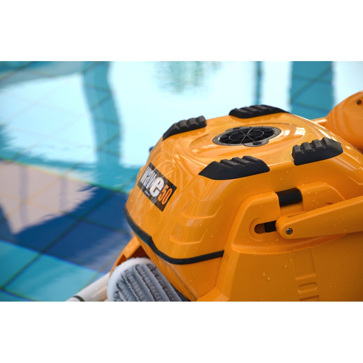 Robotic pool cleaner Dolphin Wave 50
